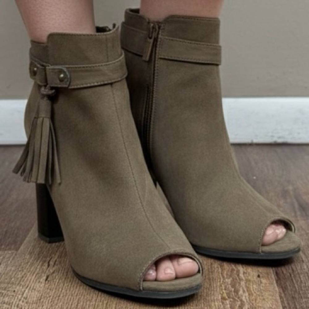 Charlotte Russe Taupe Peep Toe Tassel Block Heel Ankle Booties Shoes 8 EUC Fall